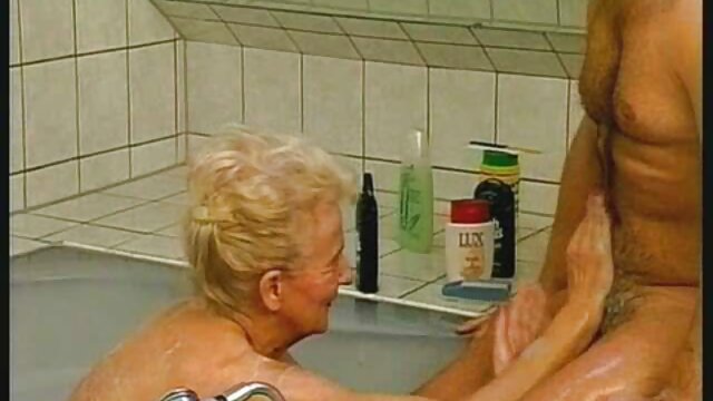 Porno terbaik :  Wanita berdada August Ames mengendarai video bokep kakek vs nenek pembersih kolam renangnya Film dewasa 